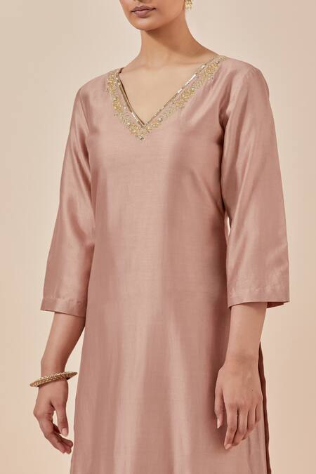 Ikshita Choudhary_Pink Chanderi Silk, Tissue Embroidery V-neck Floral Kurta Set_at_Aza_Fashions