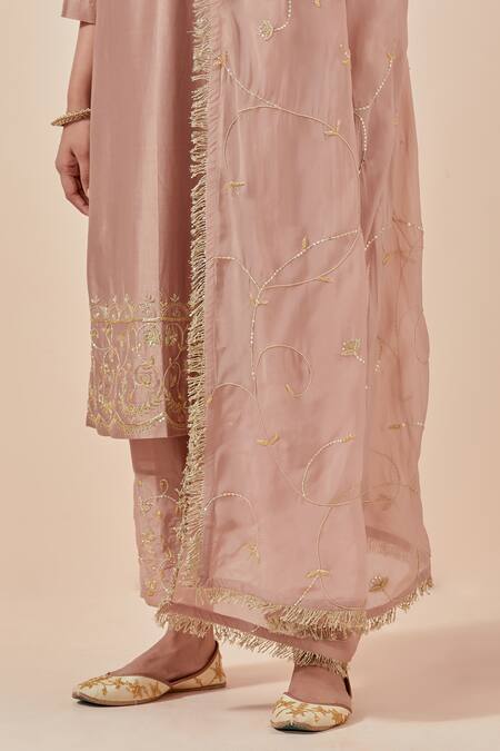 Buy_Ikshita Choudhary_Pink Chanderi Silk, Tissue Embroidery V-neck Floral Kurta Set