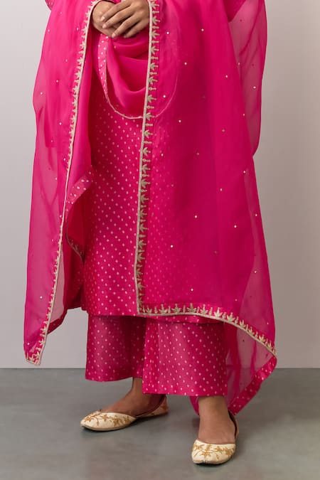 Buy_Ikshita Choudhary_Pink Chanderi Silk, Tissue Embroidery Round Neck Bandhani Print Kurta Pant Set 