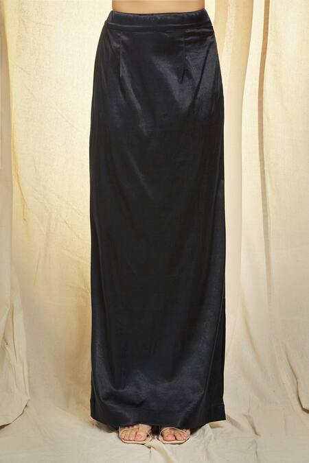 Vivek Patel_Black Tulle, Silk Pearls, Beads V-neck Embroidered Saree With Blouse _at_Aza_Fashions