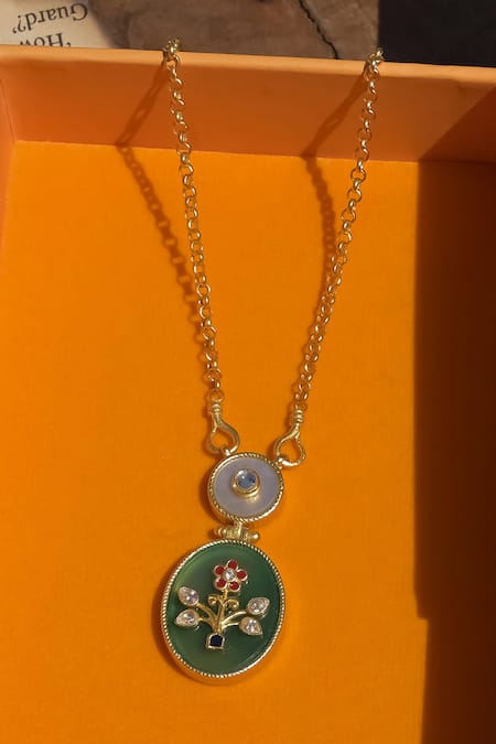 ZARIIN Vintage Foral Carved Pendant Necklace 