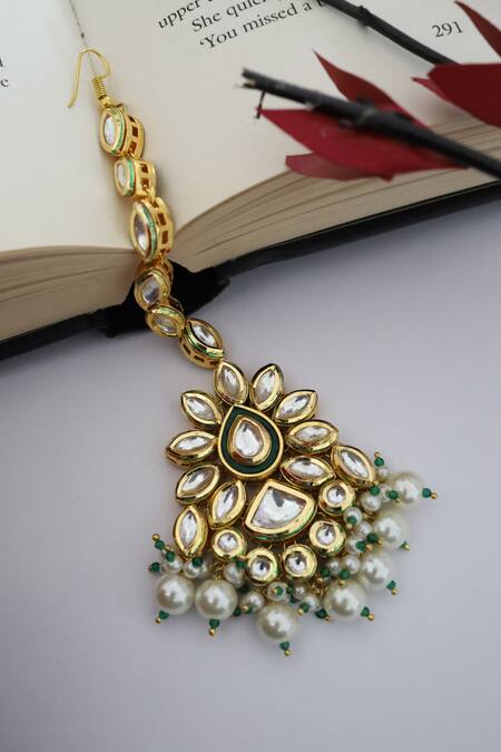 Shop Paisley Pop Gold Plated Kundan Floral Maangtikka at Aza Fashions Shop_Paisley Pop_Gold Plated Kundan Floral Maangtikka_at_Aza_Fashions