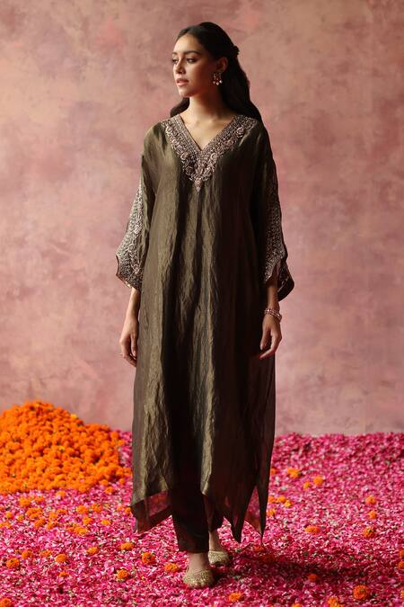 Begum Green Phiran Zari Tissue Embellished Heer Neckline And Pant Set 