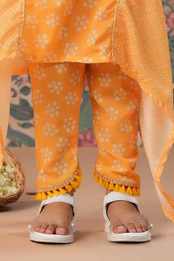 Cute Couture_Yellow Muslin Tassels Bandej Print Kurta And Pant Set _Online_at_Aza_Fashions