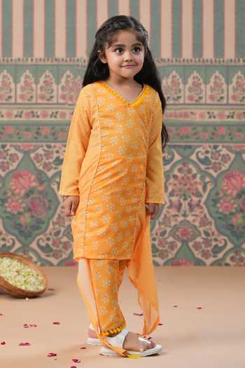 Cute Couture_Yellow Muslin Tassels Bandej Print Kurta And Pant Set _at_Aza_Fashions