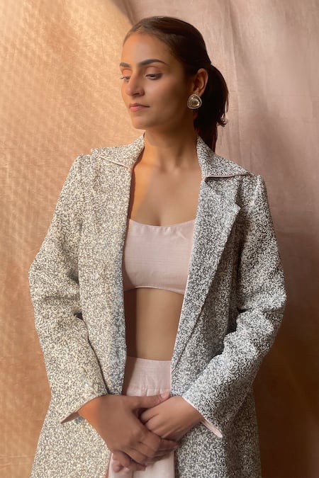 Buy_Aakansha Gupta_Peach Silk Pearls, Cut Work Scoop Neck, Collared Embroidered Jacket Lehenga Set _Online_at_Aza_Fashions