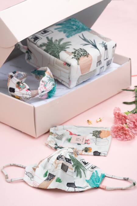 Payal Singhal Accessories_White Moroccan Prints Gift Hamper_Online_at_Aza_Fashions