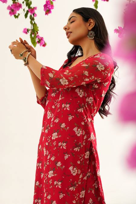 Tuli Red Georgette V-neck Floral Printed Kurta And Pant Set at Aza Fashions Tuli_Red Georgette V-neck Floral Printed Kurta And Pant Set _at_Aza_Fashions