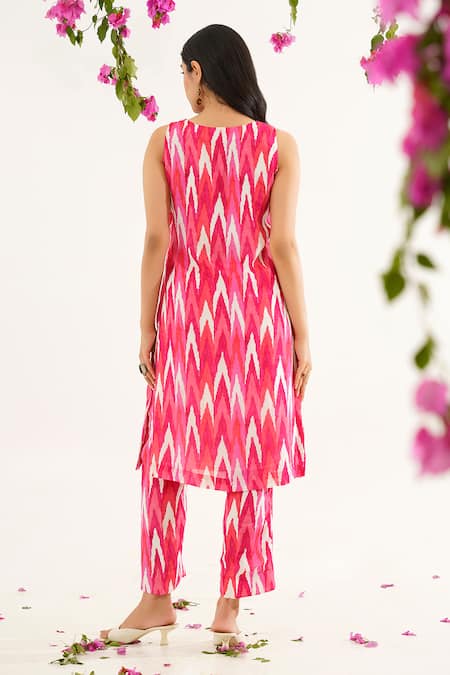 Shop Tuli Pink Chiffon V-neck Mora Rahini Digital Print Kurta And Pant Set at Aza Fashions Shop_Tuli_Pink Chiffon V-neck Mora Rahini Digital Print Kurta And Pant Set _at_Aza_Fashions