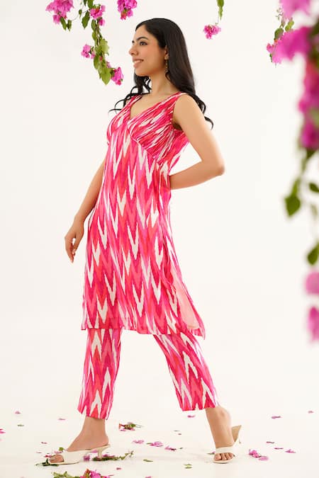 Tuli Pink Chiffon V-neck Mora Rahini Digital Print Kurta And Pant Set Online at Aza Fashions Tuli_Pink Chiffon V-neck Mora Rahini Digital Print Kurta And Pant Set _Online_at_Aza_Fashions