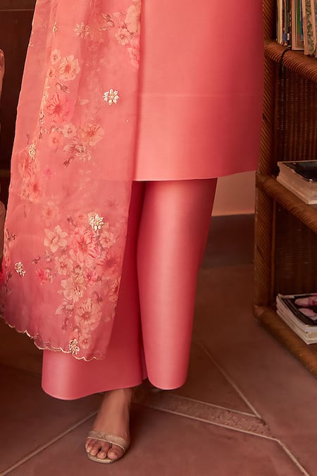 Tasuvure Indes Pink Polyester, Organza Embroidery V-neck Textured Kurta Set With Dupatta Online at Aza Fashions Tasuvure Indes_Pink Polyester, Organza Embroidery V-neck Textured Kurta Set With Dupatta _Online_at_Aza_Fashions