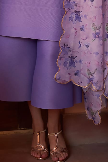 Tasuvure Indes Purple Organza, Polyester Embroidery V-neck Kiara Kurta Set With Printed Dupatta Online at Aza Fashions Tasuvure Indes_Purple Organza, Polyester Embroidery V-neck Kiara Kurta Set With Printed Dupatta _Online_at_Aza_Fashions