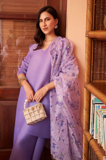 Tasuvure Indes Purple Organza, Polyester Embroidery V-neck Kiara Kurta Set With Printed Dupatta at Aza Fashions Tasuvure Indes_Purple Organza, Polyester Embroidery V-neck Kiara Kurta Set With Printed Dupatta _at_Aza_Fashions
