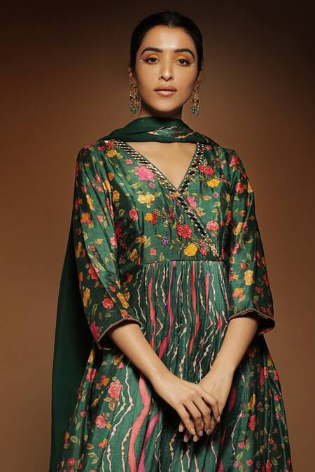 Label NE'Chi Green Silk Embroidery V-neck Floral Pattern Anarkali Set Online at Aza Fashions Label NE'Chi_Green Silk Embroidery V-neck Floral Pattern Anarkali Set_Online_at_Aza_Fashions