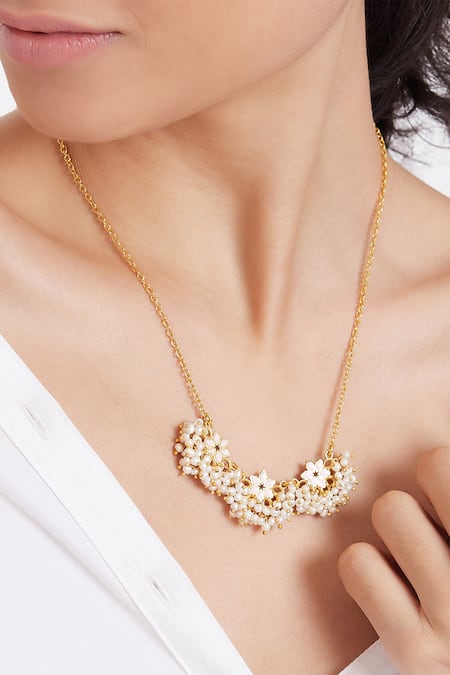 Zariin Bead Floral Pendant Necklace 