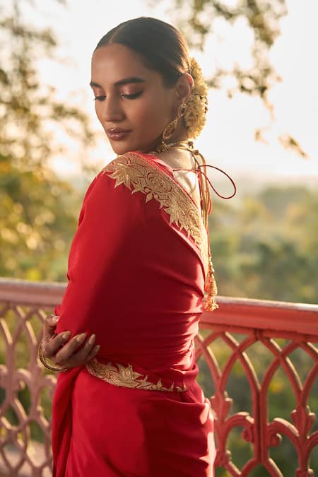 The Whole Nine Yards_Red Silk, Crepe Embroidery Square Neck Shaheen Leaf Border Saree With Blouse _Online_at_Aza_Fashions