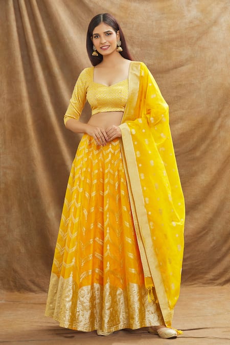 Bride-to-be Mouni Roy's mehendi look in yellow lehenga with maang tikka is  WOW! All pics - India Today