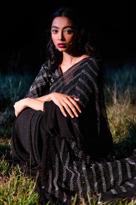 Naina Jain Black Silk, Chiffon Mirrors, Embroidery Bandhani Pattern Saree With Blouse Piece at Aza Fashions Naina Jain_Black Silk, Chiffon Mirrors, Embroidery Bandhani Pattern Saree With Blouse Piece _at_Aza_Fashions