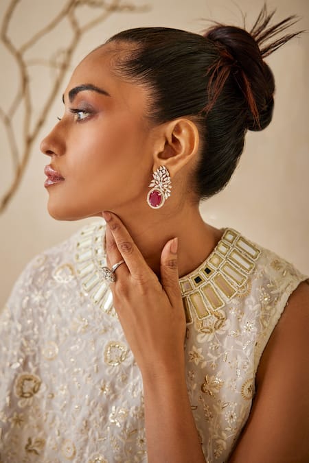 Twenty Nine White Flared Chikankari Asymmetric Cape Online at Aza Fashions Twenty Nine_White Flared Chikankari Asymmetric Cape _Online_at_Aza_Fashions