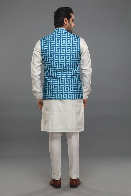 Shop Para Off White Chanderi, Jacquard Geometric Pattern Bundi And Kurta Set at Aza Fashions Shop_Para_Off White Chanderi, Jacquard Geometric Pattern Bundi And Kurta Set_at_Aza_Fashions