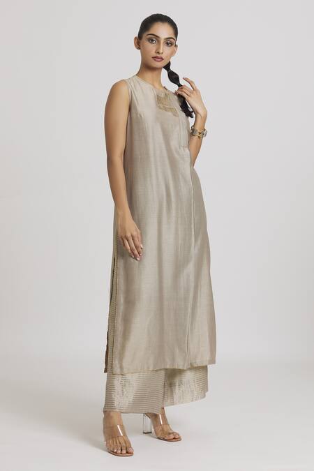 Buy_Urvashi Kaur_Silver Chanderi Silk Zari Round Neck Handblock Printed Straight Tunic _Online_at_Aza_Fashions