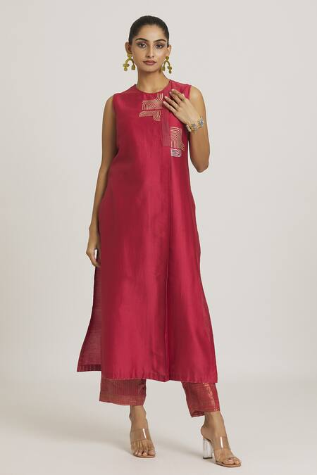 Buy_Urvashi Kaur_Red Chanderi Silk Zari Round Neck Handblock Printed Tunic _Online_at_Aza_Fashions