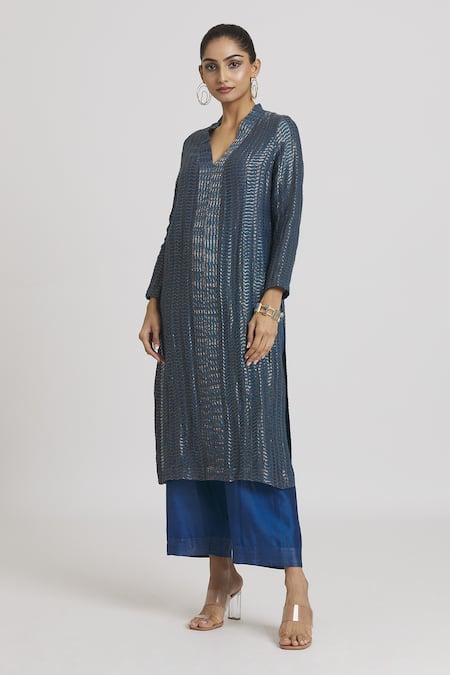 Buy_Urvashi Kaur_Blue Chanderi Silk Embroidery V-neck Textured Tunic _Online_at_Aza_Fashions