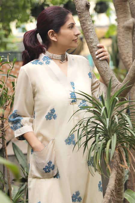 Buy_TA’Assur_Ivory Mulmul Block Printed Floral V Neck Kurta And Pant Set_Online_at_Aza_Fashions