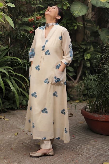 ta’assur Ivory Mulmul Block Printed Floral V Neck Kurta And Pant Set 