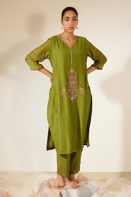 Sarang Kaur Green Kurta And Pant Chanderi Silk Hand Embroidery Floral V Neck Dhuleti With