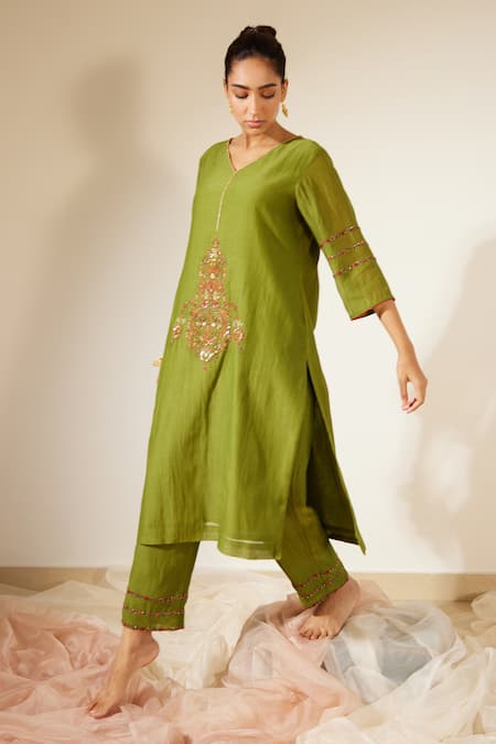 Buy_Sarang Kaur_Green Chanderi Silk Embroidery V-neck Dhuleti Hand Kurta With Pant _Online_at_Aza_Fashions