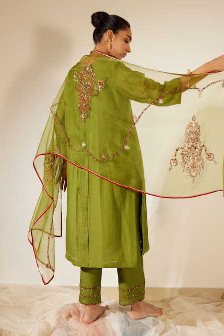 Shop Sarang Kaur Green Organza, Silk Embroidery Dhuleti Hand Dupatta at Aza Fashions Shop_Sarang Kaur_Green Organza, Silk Embroidery Dhuleti Hand Dupatta _at_Aza_Fashions