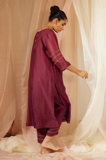 Shop Sarang Kaur Purple Chanderi Silk Embroidery V-neck Dhuleti Placement Hand Kurta With Pant at Aza Fashions Shop_Sarang Kaur_Purple Chanderi Silk Embroidery V-neck Dhuleti Placement Hand Kurta With Pant _at_Aza_Fashions