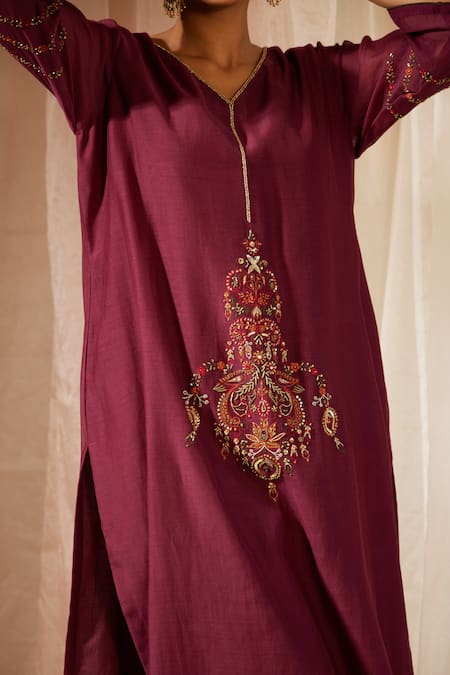 Buy Sarang Kaur Purple Chanderi Silk Embroidery V-neck Dhuleti Placement Hand Kurta With Pant Online at Aza Fashions Buy_Sarang Kaur_Purple Chanderi Silk Embroidery V-neck Dhuleti Placement Hand Kurta With Pant _Online_at_Aza_Fashions