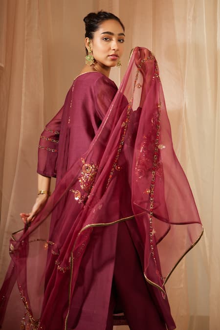 Shop Sarang Kaur Purple Organza, Silk Embroidery Dhuleti Floral Hand Dupatta at Aza Fashions Shop_Sarang Kaur_Purple Organza, Silk Embroidery Dhuleti Floral Hand Dupatta _at_Aza_Fashions