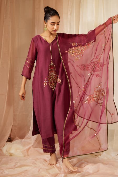 Sarang Kaur Purple Organza, Silk Embroidery Dhuleti Floral Hand Dupatta Online at Aza Fashions Sarang Kaur_Purple Organza, Silk Embroidery Dhuleti Floral Hand Dupatta _Online_at_Aza_Fashions
