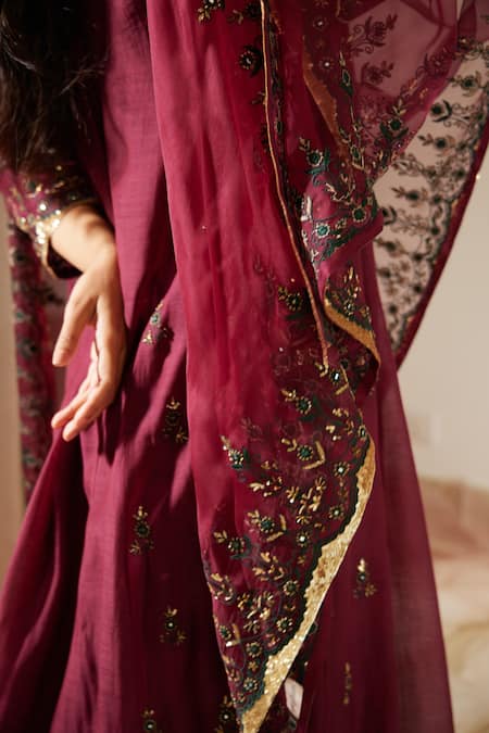 Sarang Kaur Purple Organza, Silk Sequins, Mirrors Poornima Embroidered Bordered Dupatta at Aza Fashions Sarang Kaur_Purple Organza, Silk Sequins, Mirrors Poornima Embroidered Bordered Dupatta _at_Aza_Fashions