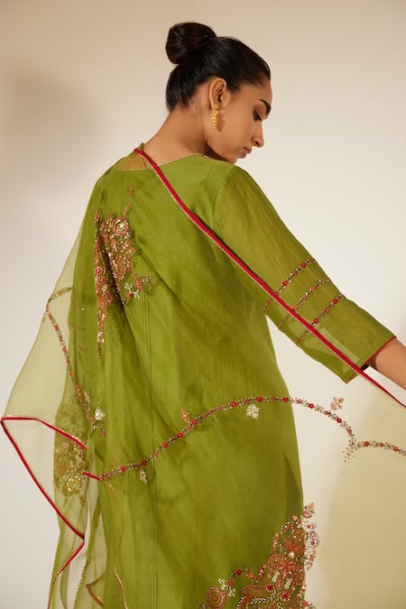 Shop Sarang Kaur Green Organza, Silk Sequins, Beads, Embroidery Floral Bloom Dupatta Online at Aza Fashions Shop_Sarang Kaur_Green Organza, Silk Sequins, Beads, Embroidery Floral Bloom Dupatta _Online_at_Aza_Fashions