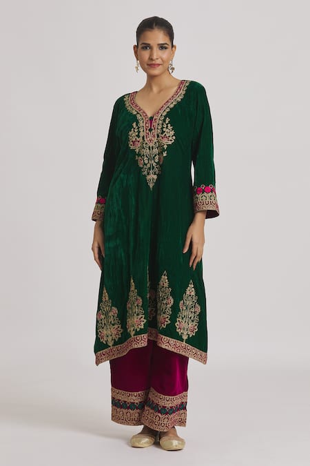 Rahul Singh Green Velvet Embroidery V-neck Kurta And Pyjama Set