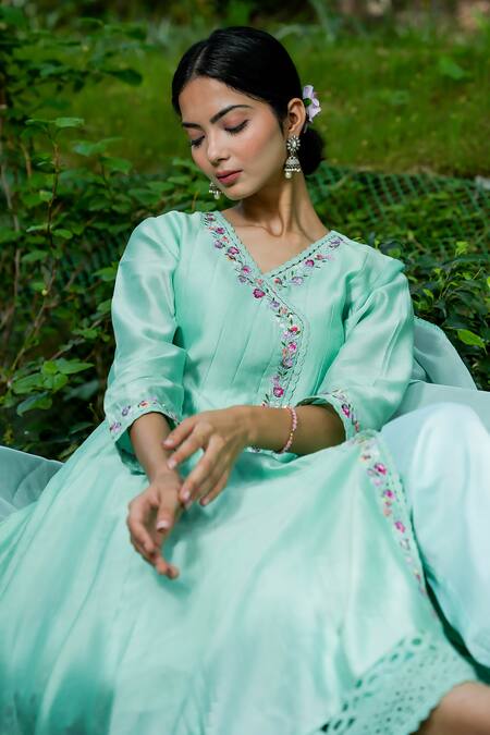 Mangalmay By Aastha_Green Kurta  Chanderi Silk Hand Embroidered Floral V Neck Anarkali Pant Set _at_Aza_Fashions