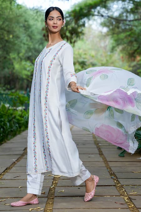 Mangalmay By Aastha White Kurta Chanderi Silk Embroidered Floral V Neck Hand Pant Set Online at Aza Fashions Mangalmay By Aastha_White Kurta Chanderi Silk Embroidered Floral V Neck Hand Pant Set _Online_at_Aza_Fashions