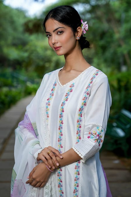 Shop Mangalmay By Aastha White Kurta Chanderi Silk Embroidered Floral V Neck Hand Pant Set Online at Aza Fashions Shop_Mangalmay By Aastha_White Kurta Chanderi Silk Embroidered Floral V Neck Hand Pant Set _Online_at_Aza_Fashions