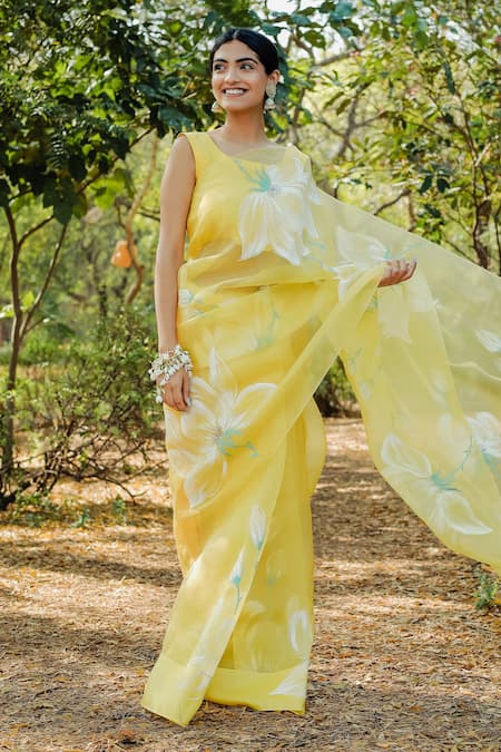Royal Yellow And White Leheriya Pattern Digital Print Crepe Silk Saree –  Fabcurate