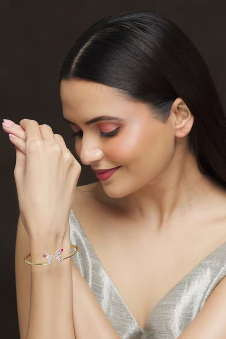 11 Tanishq Iva Fashion Jewellery Stock Photos, High-Res Pictures, and  Images - Getty Images