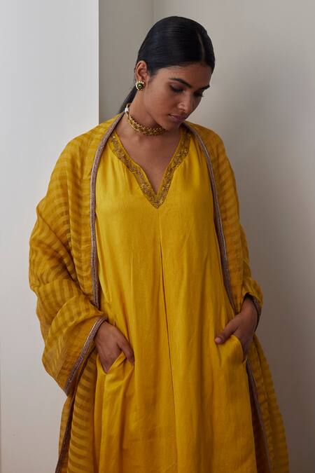 Buy_Shorshe Clothing_Yellow Pashmina Zari Zardozi Embroidered Dupatta_Online_at_Aza_Fashions