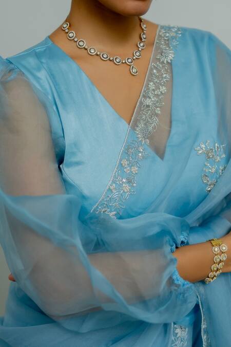 Peeli Dori Blue Silk Organza Hand Embroidered Zardosi V Juliette Border Saree With Blouse Online at Aza Fashions Peeli Dori_Blue Silk Organza Hand Embroidered Zardosi V Juliette Border Saree With Blouse _Online_at_Aza_Fashions