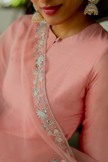 Peeli Dori Pink Chanderi Silk Hand Embroidered Zardosi Ceiline Hemline Kurta Pant Set at Aza Fashions Peeli Dori_Pink Chanderi Silk Hand Embroidered Zardosi Ceiline Hemline Kurta Pant Set _at_Aza_Fashions