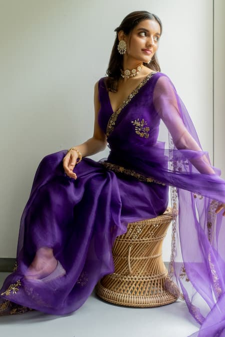 Peeli Dori Purple Organza, Embroidery V-neck Meenakshi Border Saree With Blouse at Aza Fashions Peeli Dori_Purple Organza, Embroidery V-neck Meenakshi Border Saree With Blouse _at_Aza_Fashions