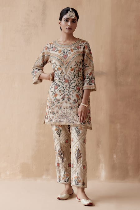 Aman Takyar Ivory Pure Georgette Embroidery Thread Round Floral Kurta And Pant Set 