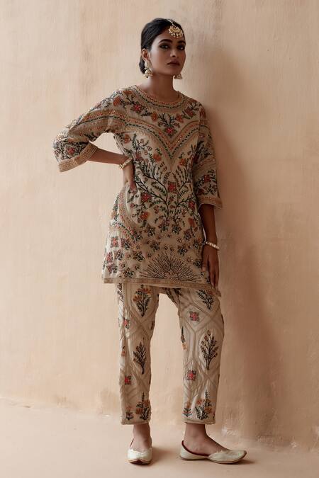 Aman Takyar_Ivory Georgette Embroidery Round Neck Floral Kurta And Pant Set _at_Aza_Fashions